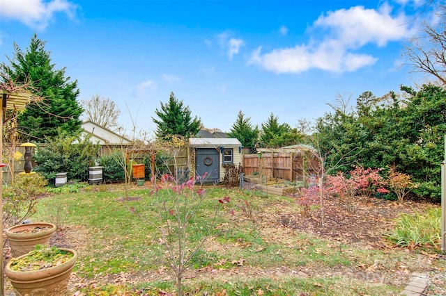 view of yard with an outdoor structure