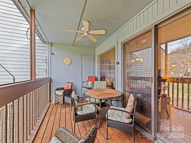 sunroom with ceiling fan