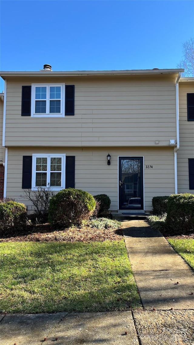 view of front of house featuring a front lawn