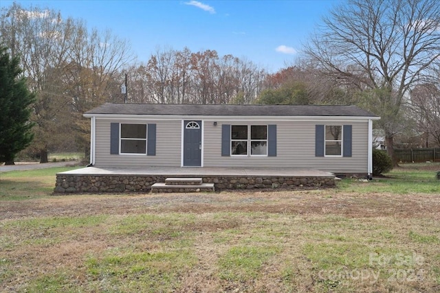 manufactured / mobile home with a front lawn