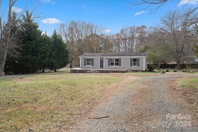 manufactured / mobile home featuring a front lawn