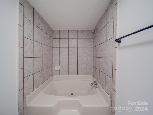 bathroom with tiled shower / bath combo