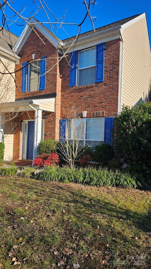 view of front of house featuring a front yard