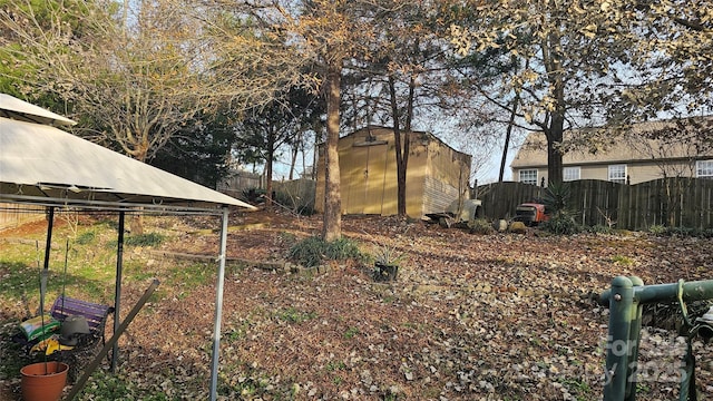 view of yard featuring a shed