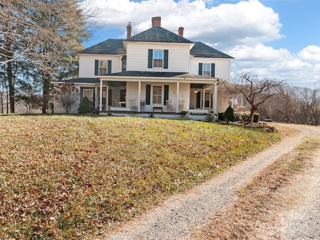 view of front facade featuring a front lawn and a porch