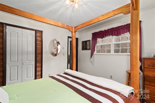 bedroom featuring a textured ceiling and a closet