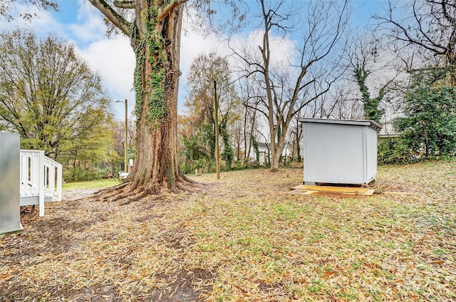 view of yard with a storage shed