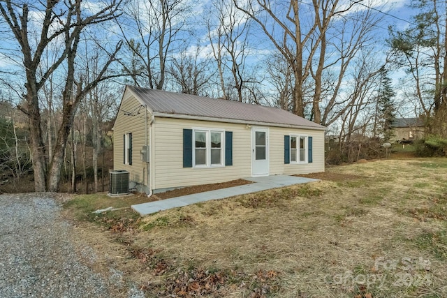 view of front of property featuring central air condition unit and a front yard