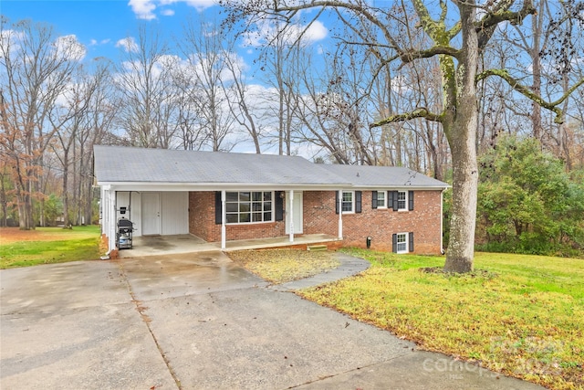 view of front of home featuring a carport and a front yard