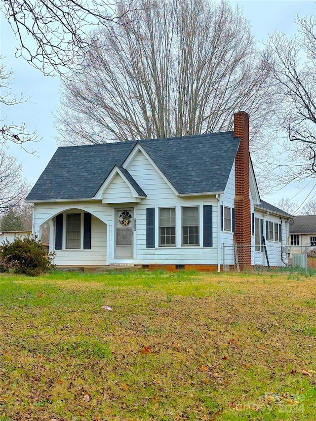 view of front of property featuring a front lawn