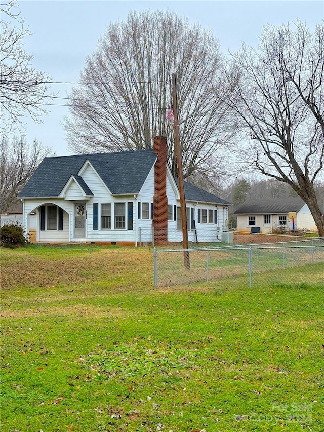 view of front of property with a front yard