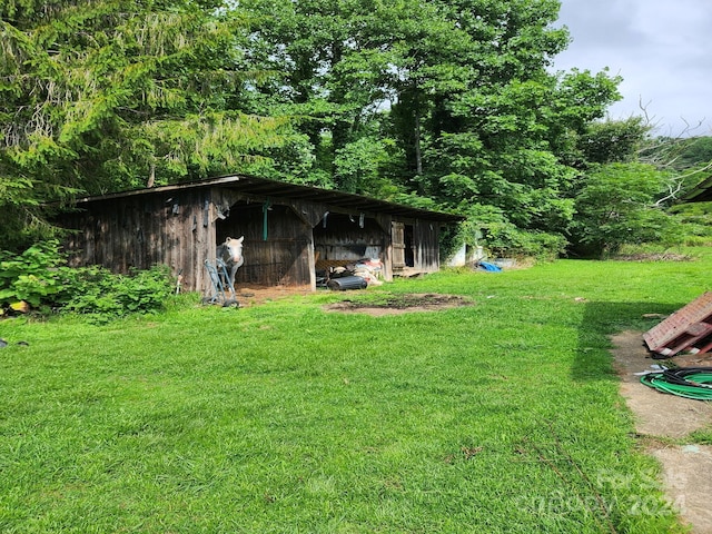 view of yard featuring an outdoor structure