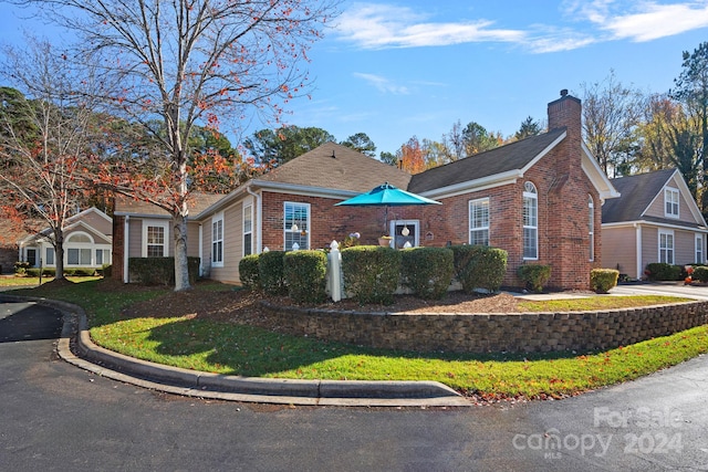 view of front of house featuring a front yard