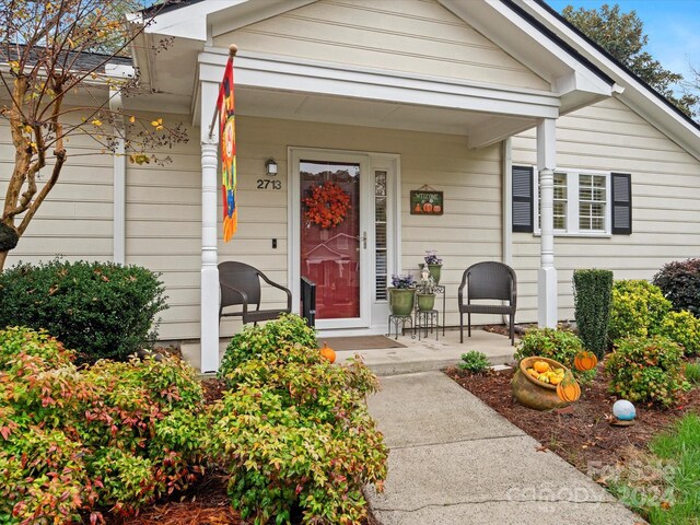 property entrance featuring covered porch