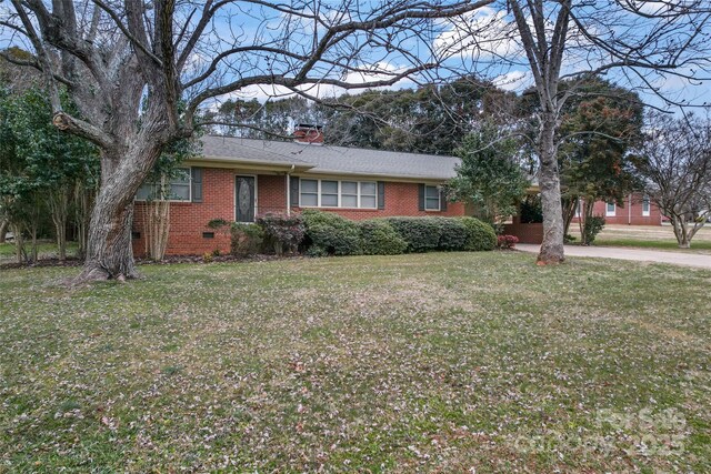 ranch-style house featuring a front yard