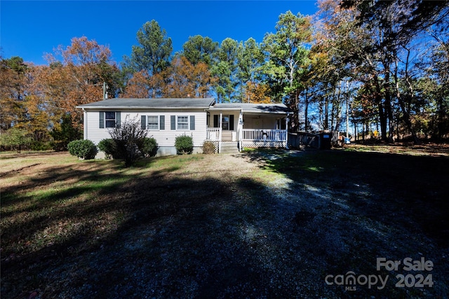 view of front facade featuring a porch and a front yard