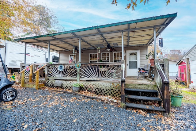 view of front facade featuring ceiling fan and a porch