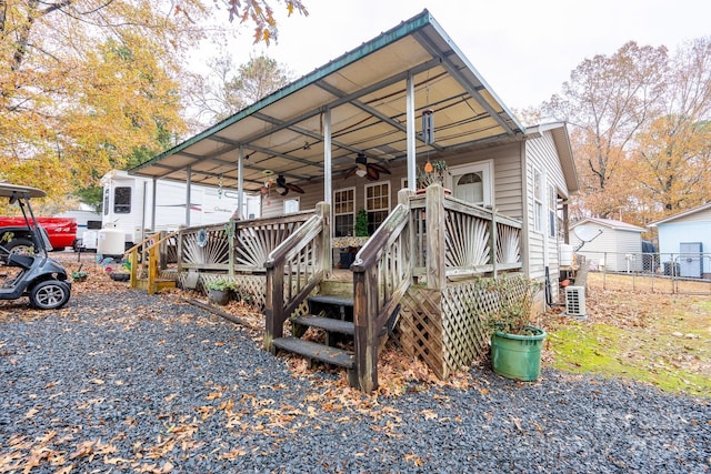 view of front of property with ceiling fan