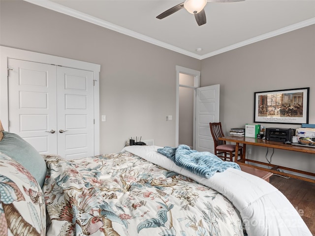 bedroom with ornamental molding, a closet, wood finished floors, and a ceiling fan