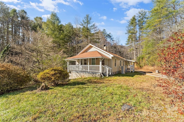 view of front of property with a front lawn and covered porch