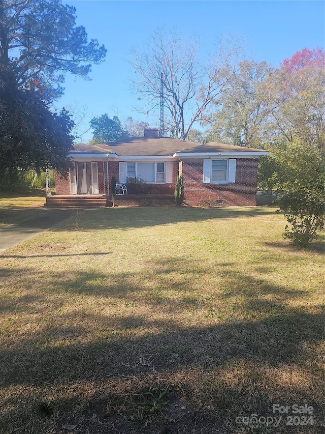 view of front facade with a front lawn