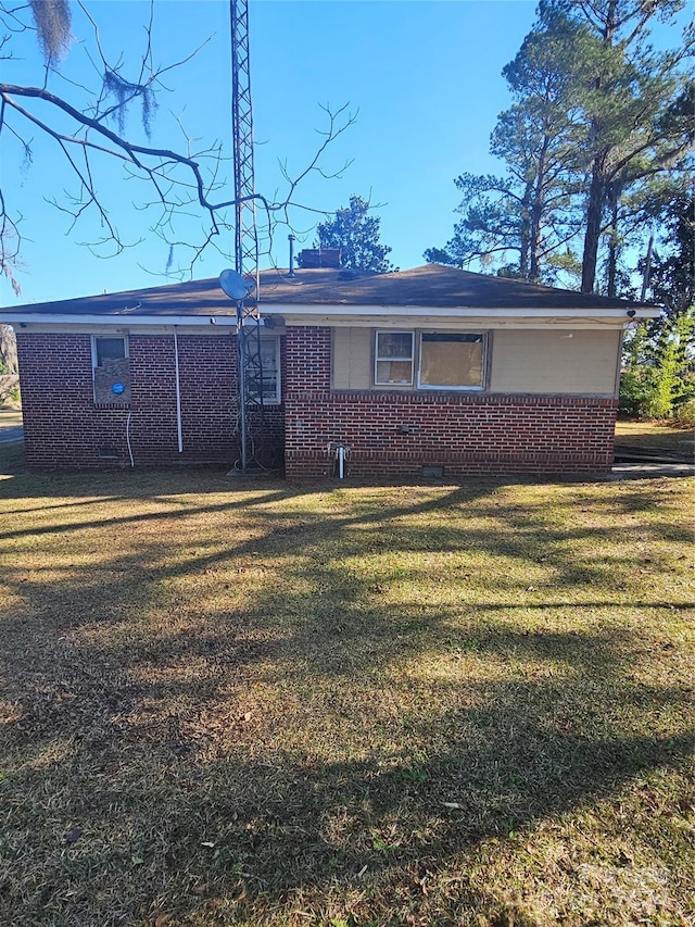 back of house featuring a yard