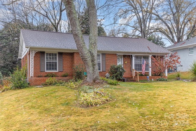 ranch-style home featuring a front lawn