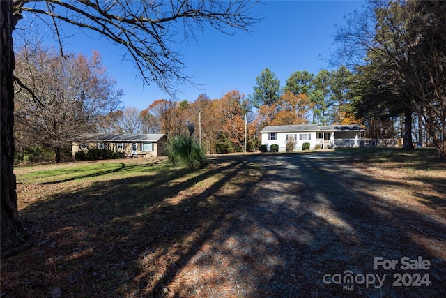 view of front facade with a front yard