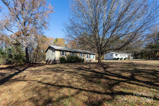 view of front facade featuring a front lawn