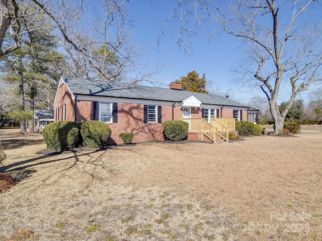 view of front facade featuring a front yard