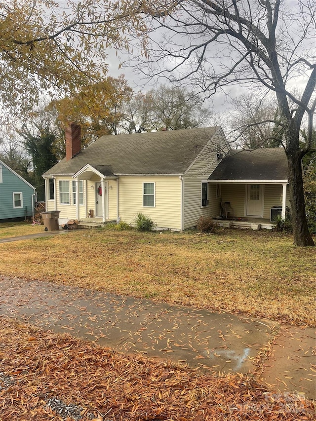 single story home featuring a front lawn