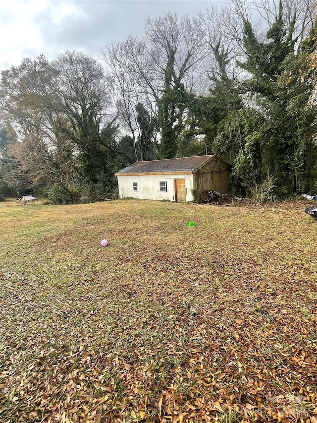 view of yard with an outbuilding