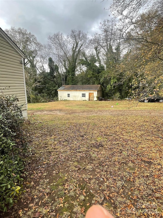 view of yard with an outdoor structure