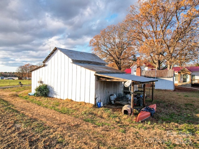 view of outdoor structure featuring a yard