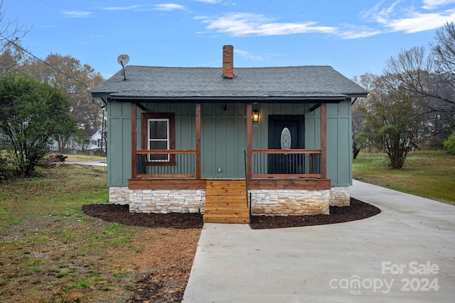 bungalow featuring a porch and a front yard