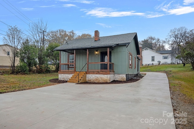 view of front of home featuring a porch and a front yard