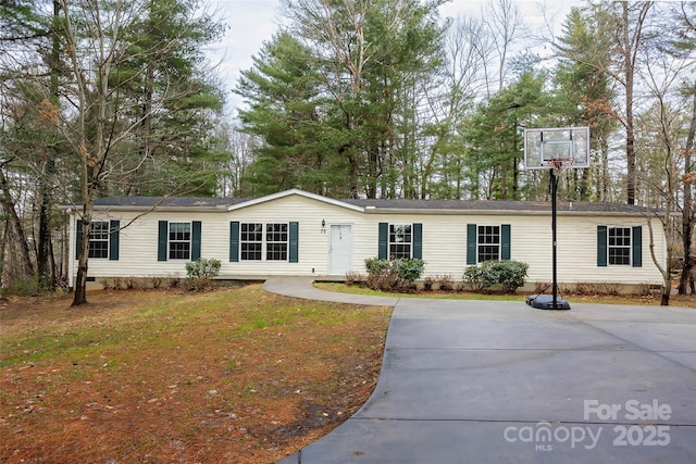 view of front of property with a front lawn