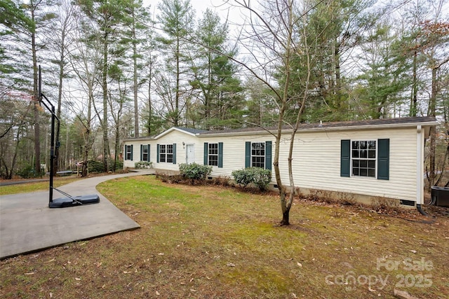 view of front of property with a front lawn