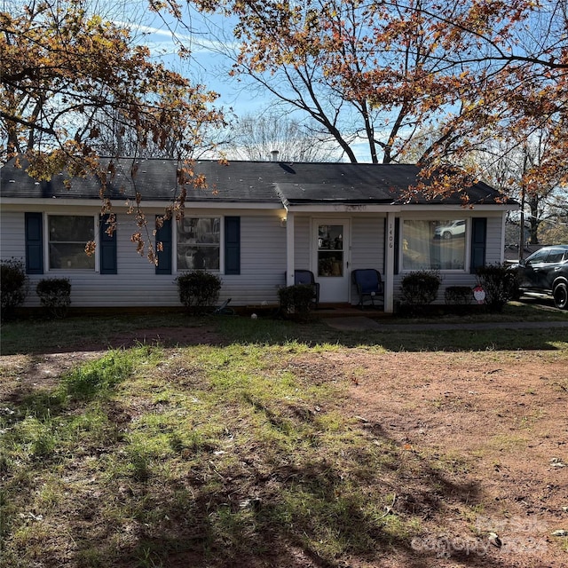 single story home with a front yard