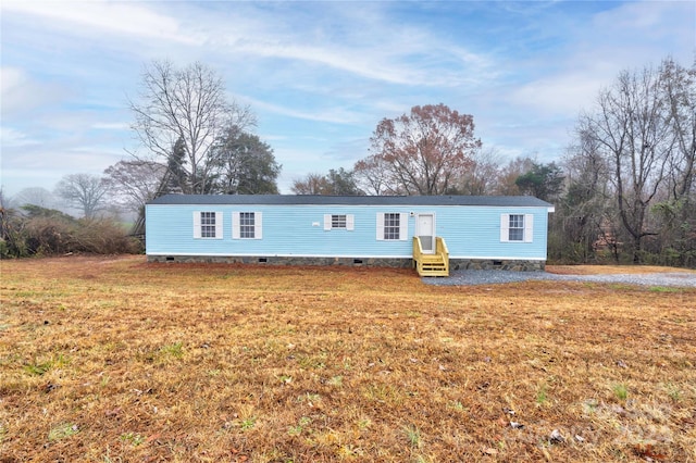 manufactured / mobile home featuring a front lawn