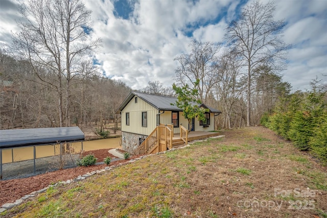 view of front of property featuring a carport and a front lawn