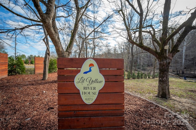 view of community / neighborhood sign