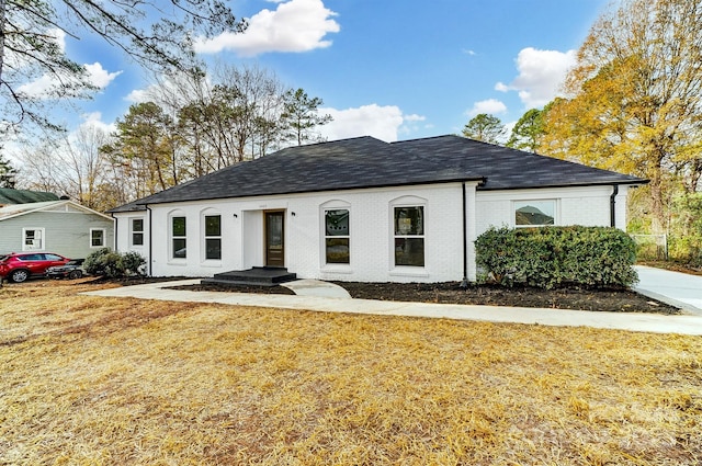 view of front of house featuring a front lawn