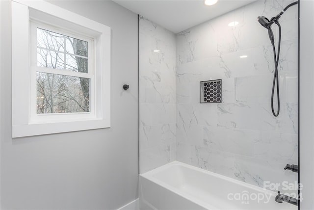 bathroom featuring tiled shower / bath combo