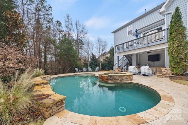 view of swimming pool with an in ground hot tub, ceiling fan, and a patio