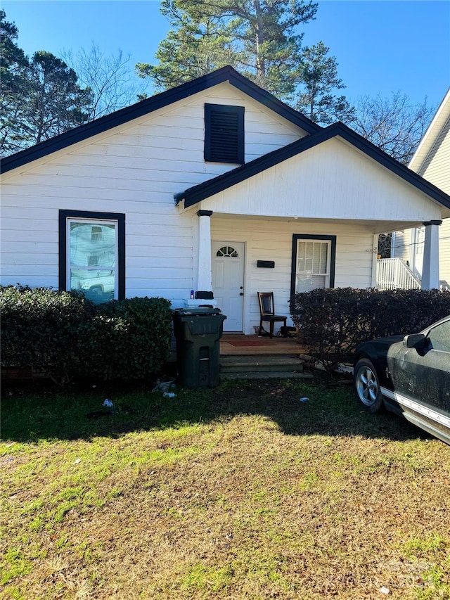 view of front facade with a porch and a front lawn