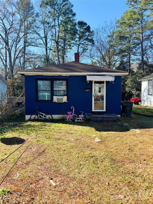 view of front facade with a front yard