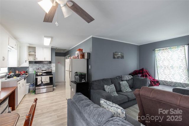 living room with light wood-style flooring, ornamental molding, and ceiling fan