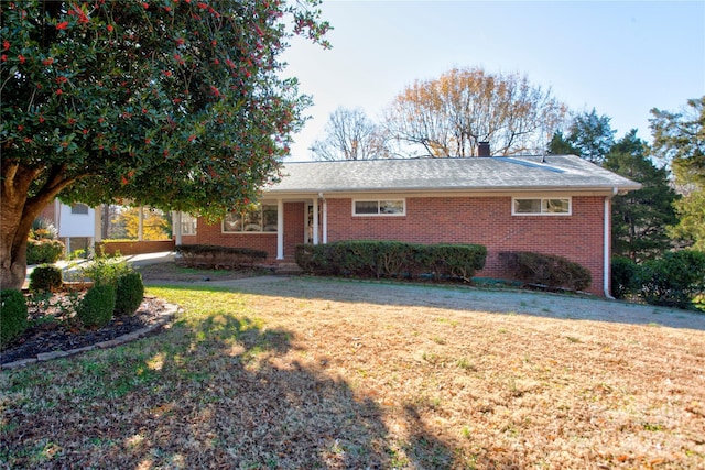 ranch-style home featuring a front lawn