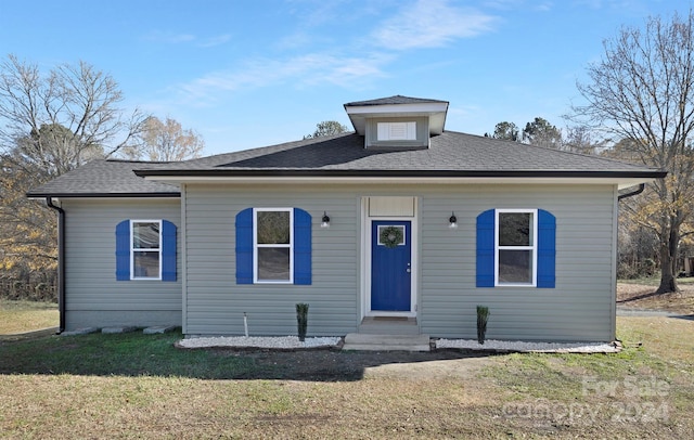 bungalow featuring a front yard